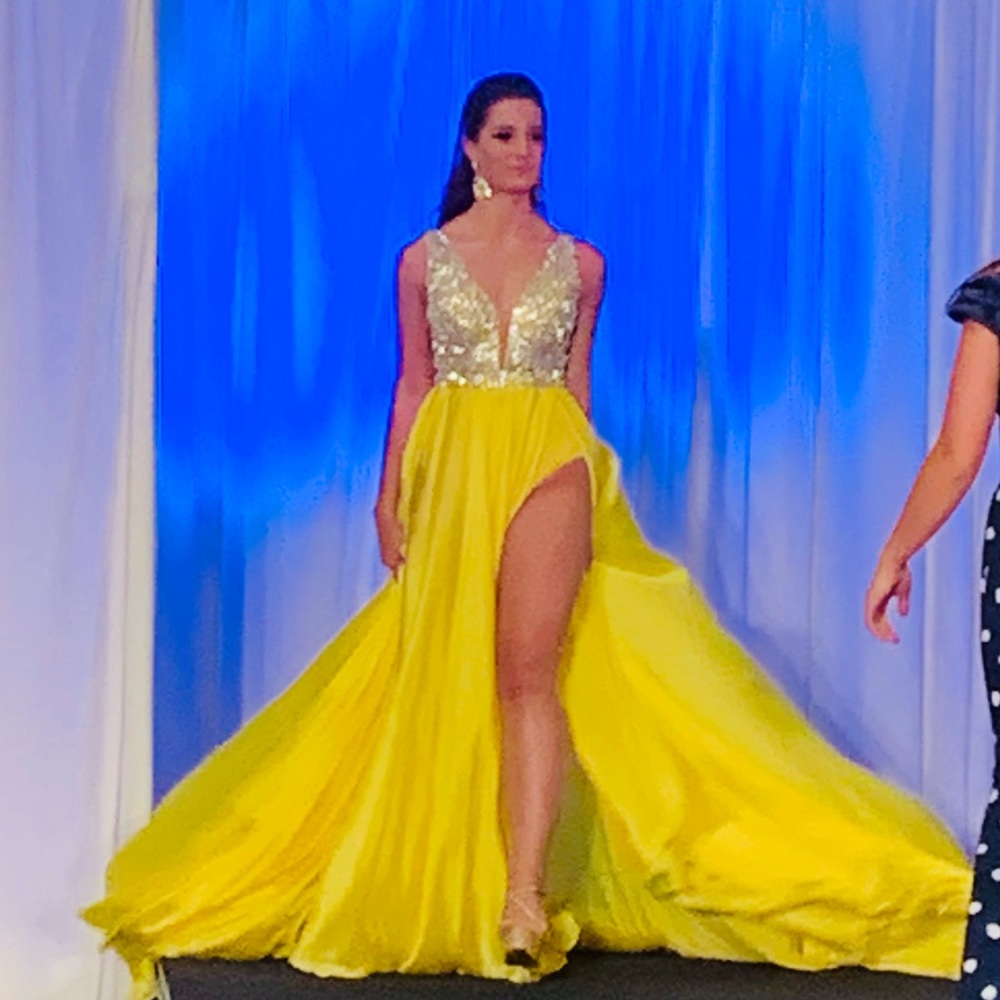 Mac Duggal sz 4 (6) yellow bodysuit, fun fashion, pageant dress. Amazing train!